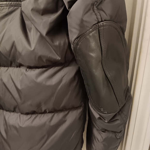 Men' Coach puffer jacket with leather accent on shoulder and elbow. SIZE M - Picture 5 of 7